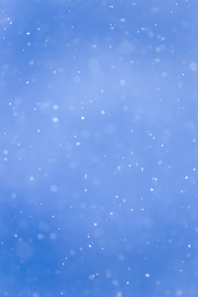 蓝天下着雪