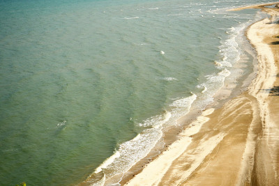 海滩和大海的鸟瞰图