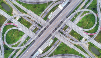 鸟瞰图公路交叉口为交通运输或交通背景。
