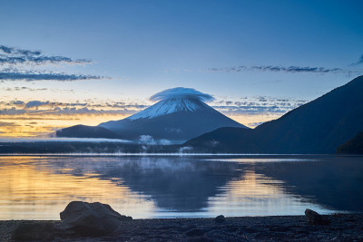 富士山上本德湖的日出