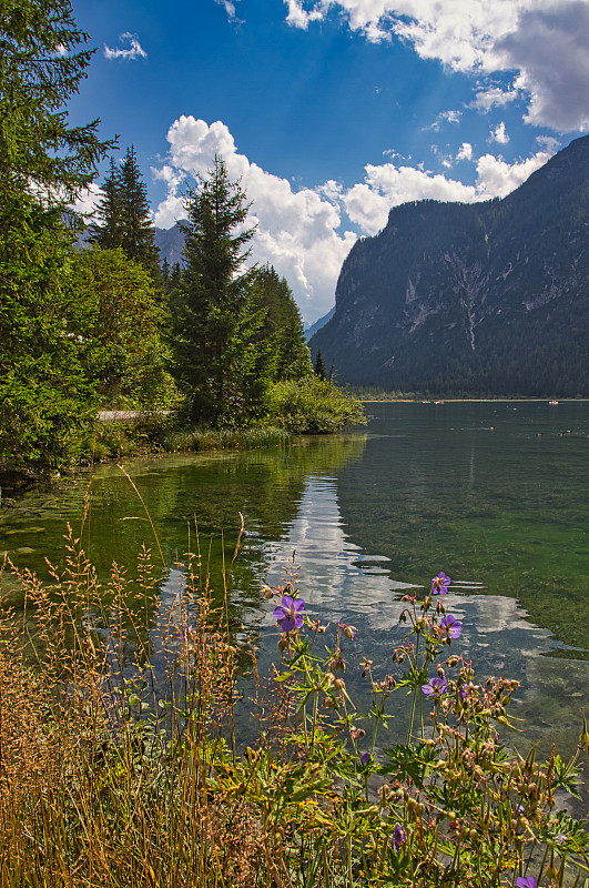 Dolomites mountains中的Dobbiaco湖