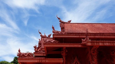 神庙位于海岸，主楼观景至屋顶，为红色