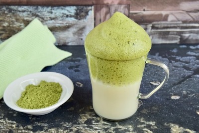 抹茶Dalgona风格。用鹰嘴豆水和不含牛奶的牛奶制成
