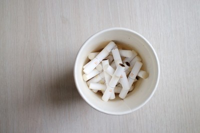 桌上的一个玻璃杯里装着烟头