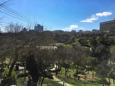 土耳其伊斯坦布尔Şişli的Maçka民主公园上空的缆车。