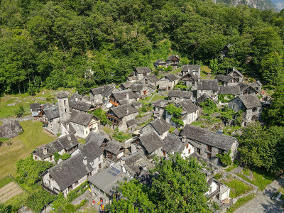 瑞士巴伐纳山谷的Foroglio村