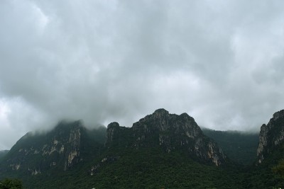 灰色的云覆盖山顶