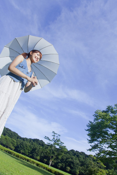 拿着阳伞的女人
