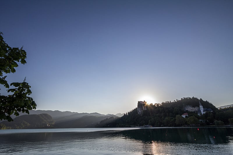 布莱德湖(Blejsko Jezero)及其城堡布莱德湖(Blejski Hrad)的全景，在朱利安