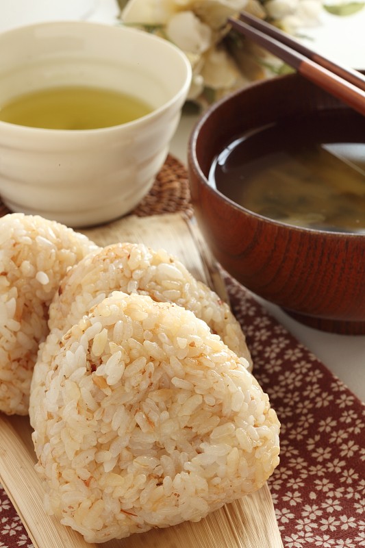 日本料理，鱼片和芝麻混合饭团