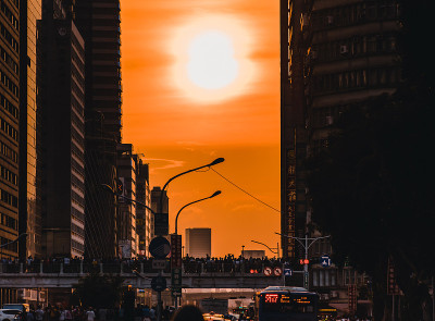 2019年8月11日，在台北市忠孝路沿线，夕阳西下