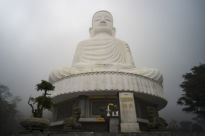 2019年1月7日，越南岘港阳光世界巴那山的雾中佛像