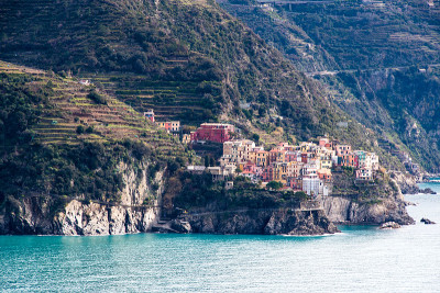 从科尼利亚(Corniglia)远眺马纳罗拉- Cinque Terre (5 Terre)，五个村