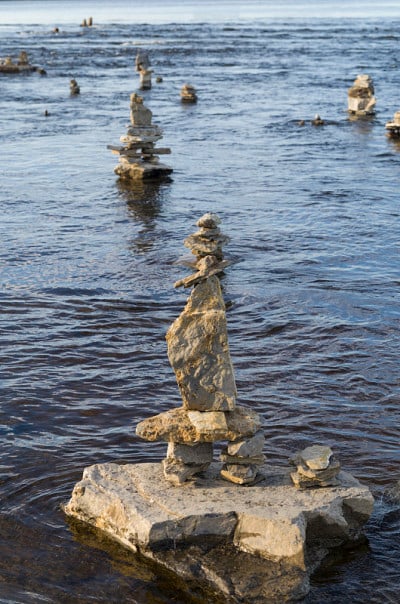 加拿大安大略省渥太华，渥太华河沿岸的Inukshuks