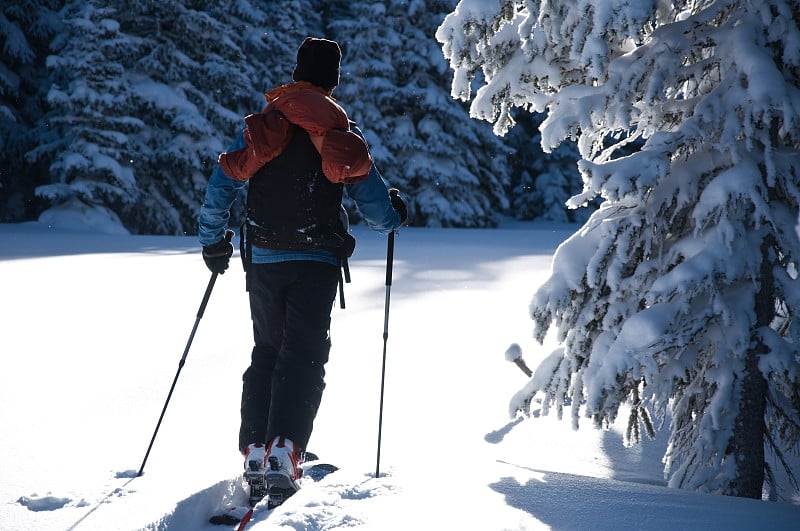 滑雪者在新雪山上滑雪旅游