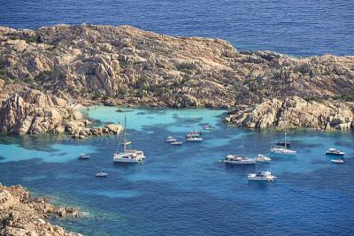 Cala Coticcio也被称为塔希提岛，它的岩石海岸和小海滩沐浴在绿松石清澈的水，令人惊叹的鸟瞰