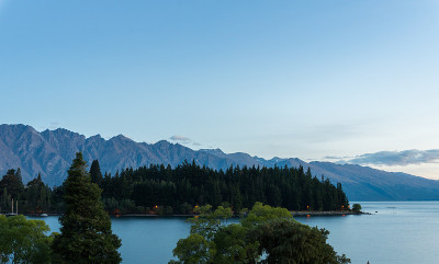 皇后镇的湖泊和山景
