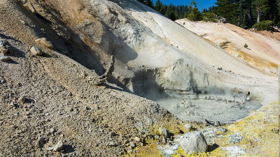 拉森火山国家公园里，硫磺能让泥锅沸腾
