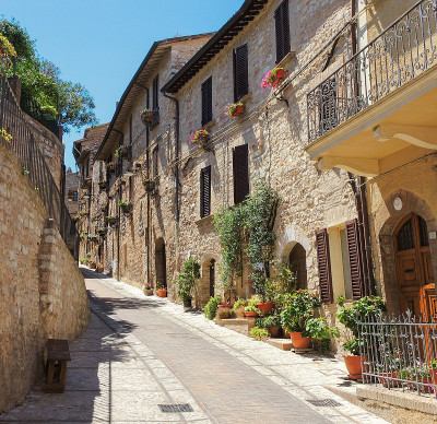 Spello,意大利。中世纪村庄的宫殿和旅游景点