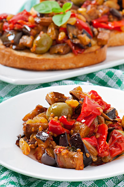 加葡萄干和松子的Caponata