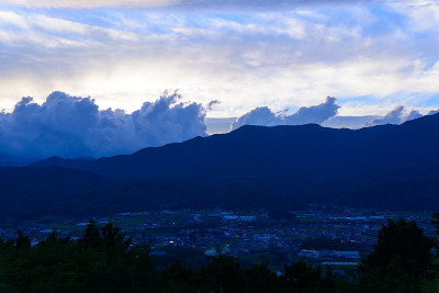 黄昏时日本长野Achi村的景观