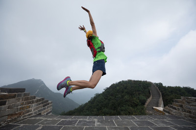 成功的徒步旅行者跳上了长城