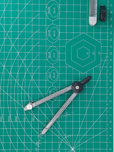 在切割席上绘制指南针的高角度视图