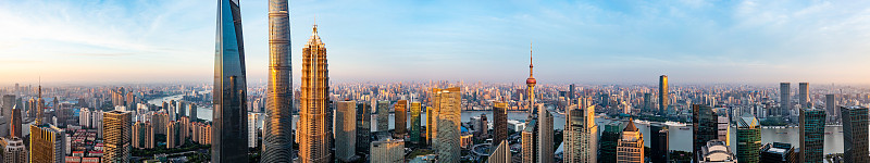 上海日出时现代城市天际线鸟瞰图。