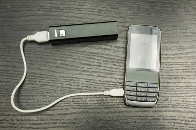 Powerbank给手机充电。
