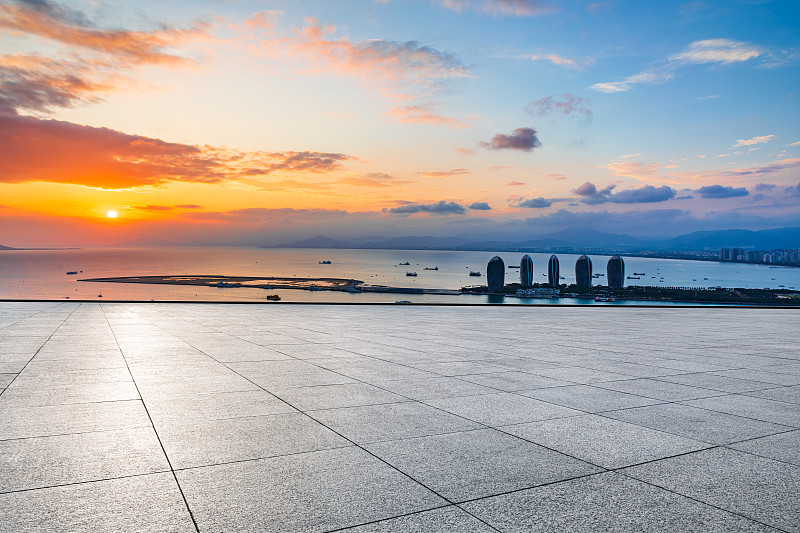 空的地板和现代城市天际线与大海。