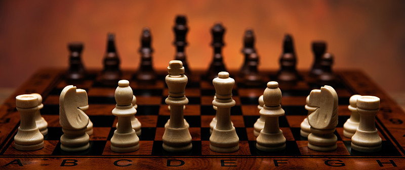 在桌上放棋子的象棋游戏
