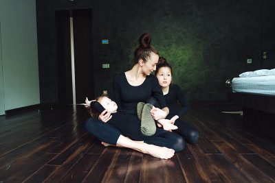 妈妈和两个女儿花时间在一起