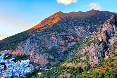 摩洛哥舍夫chaouen附近的山脉。这个城市也被称为Chaouen，以其蓝色的建筑而闻名，这使得Ch