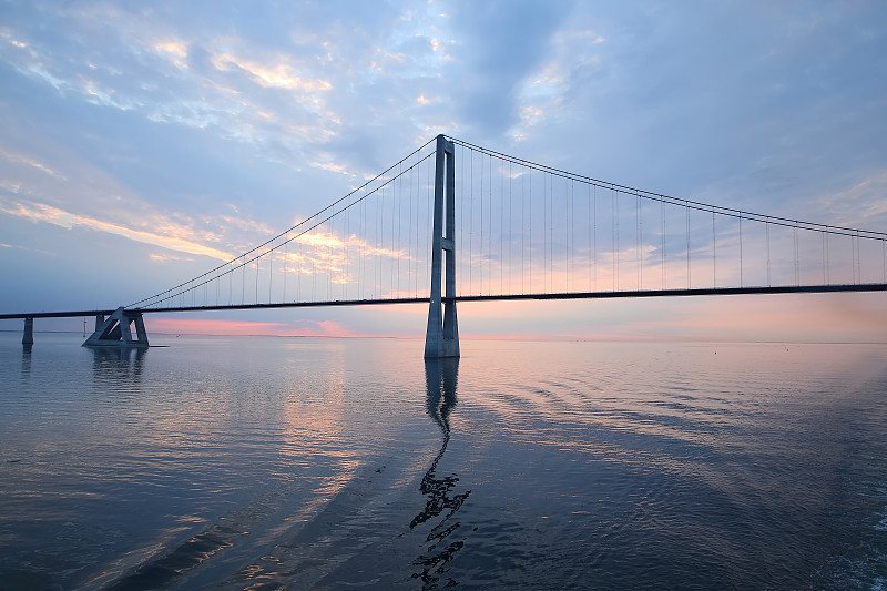 Öresund或Øresund桥是横跨瑞典和丹麦之间的厄勒海峡的铁路和高速公路桥。