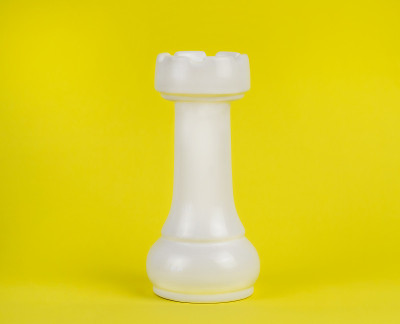 黄色背景上的大棋子。国际象棋。