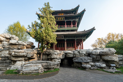 秋天，公园里有中国古建筑的阁楼和银杏树