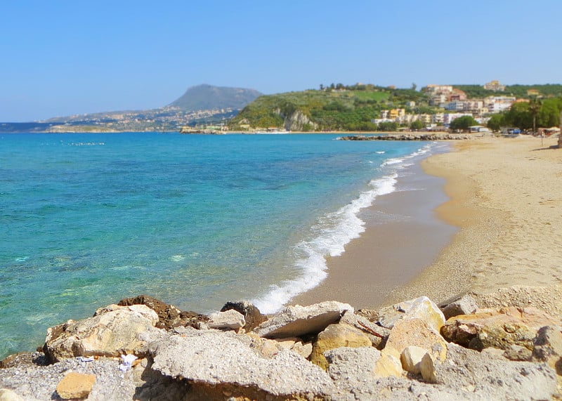 克里特岛碧绿的海水，海浪，沙滩