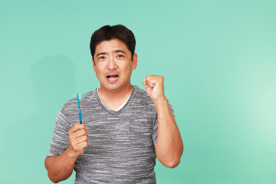 刷牙的男人