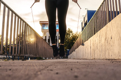 活跃的年轻女子跳绳跳跃