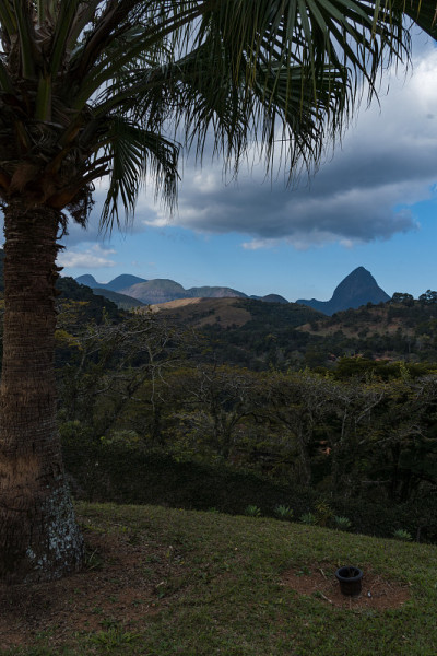 天与一些云彩在山上和小山在Itaipava, Petrópolis。巴西里约热内卢山区。鸟瞰图。有选
