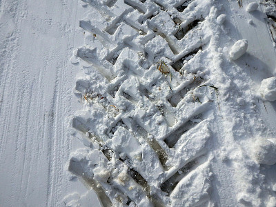 雪地上有车辆的痕迹