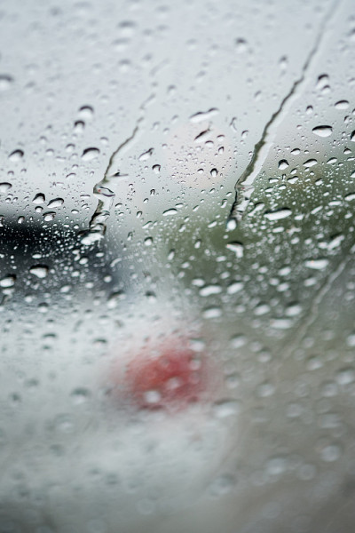 雨滴落在玻璃上