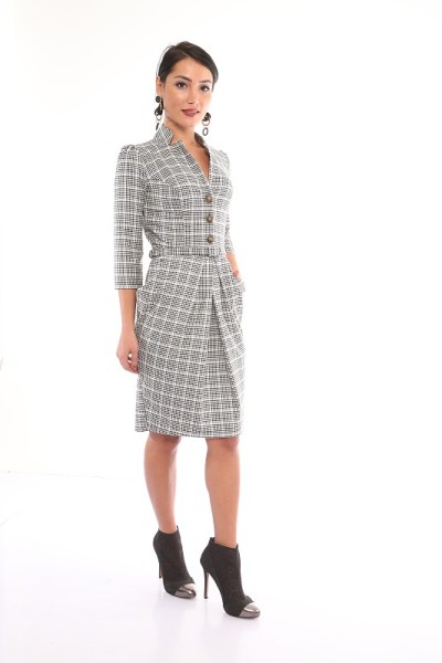 美丽的女人在白色的背景前灰色礼服