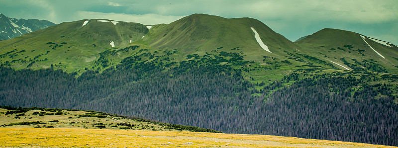 美丽的火山口湖与阿斯彭山脉的观点