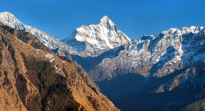 南达德维山在印度喜马拉雅全景