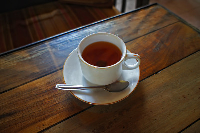 黑茶杯放在木桌上