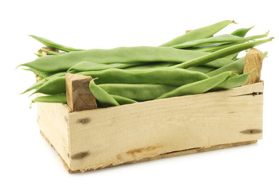 新鲜的菜豆放在木箱里