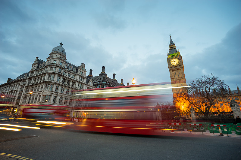 英国伦敦的大本钟和温斯顿·丘吉尔爵士的雕像