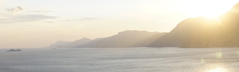 朦胧的阿马尔菲海岸线全景