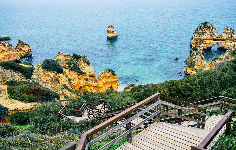 卡米洛海滩(普拉亚多卡米洛)在阿尔加维，葡萄牙与绿松石海的背景。